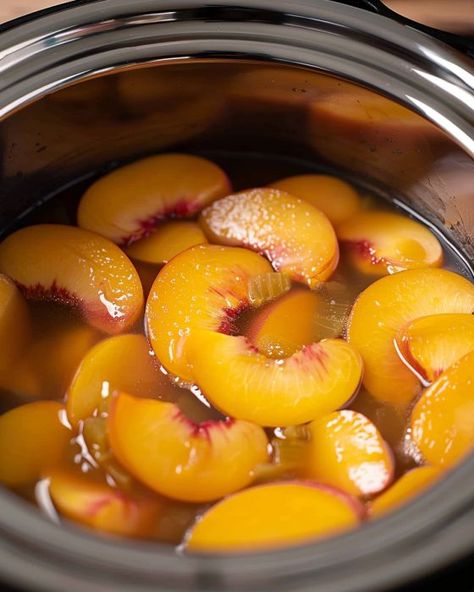 Slow Cooker Peach Cobbler, Can Peach Cobbler, Canned Peach Cobbler Recipe, Crockpot Peach Cobbler, Peach Cobbler Ingredients, Sliced Peaches, Peach Dessert Recipes, Crockpot Dessert Recipes, Crock Pot Desserts