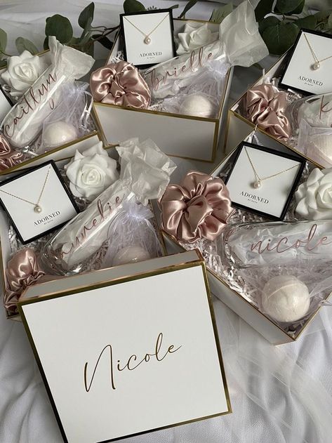 Bride Box For Wedding Day, Venus Et Fleur Bridesmaid Proposal, Thank You Gift For Bridesmaids, Bridemades Gifts, Bridesmaid Kit Gift, Bridesmaid Gifts Boxes, Diy Gifts For Bridesmaids, Gift Box Bridesmaid, Bridal Gift Box Ideas