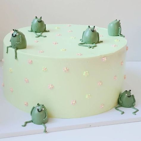 Donat Glaze, Cottagecore Baking, Honey Mango, Bakery London, Minimalist Cakes, Ugly Cakes, Frog Cake, Frog Life, Pastel Cakes