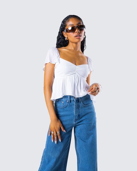 The kind of top that will immediately turn you into a sweetheart 😌 With a flowy design, ruffle sleeves, and ruched front detailing - this babydoll top made from gauze fabric is the perfect summertime staple 🤍 Cute White Tops With Jeans, Cute Tops For Fall, White Tops For Women Simple, Cute Flowy Tops, Baby Doll Top Outfit, Old Money Tops, Cute Tops With Jeans, Cute Tops For School, Nice Shirts For Women