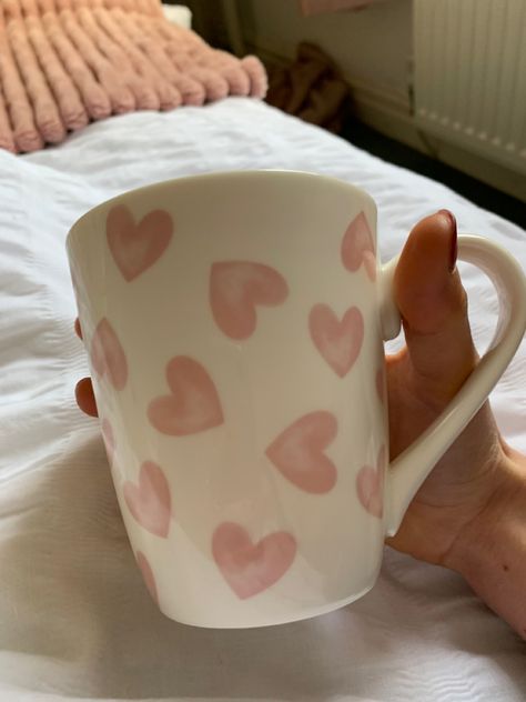 Diy Cup Decorating, Mug Paint Designs, Pretty Mugs Coffee Cups, Cute Cups And Mugs, Cute Mug Designs Paint, Hand Painted Mugs Ceramics, Ceramic Cups Ideas, Mugs Designs Ideas, Cup Painting Ideas Aesthetic