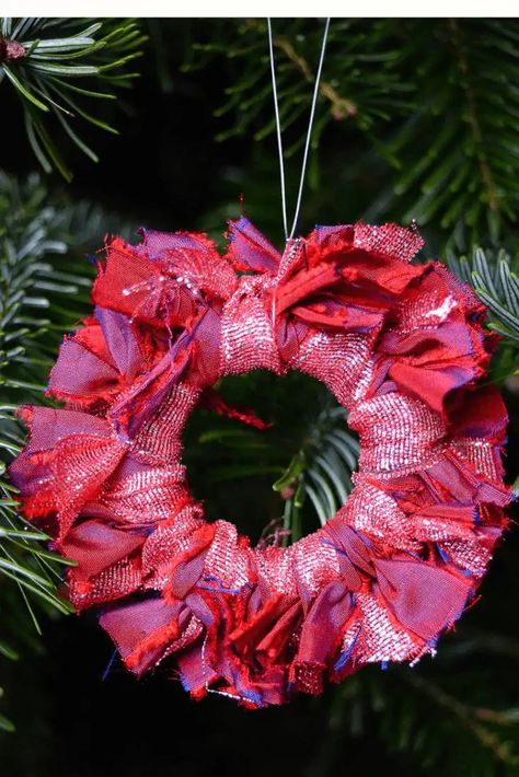 DIY upcycled Christmas decorations, 5 Great ideas for Repurposing curtain rings Curtain Ring Ornaments, Curtain Ring Wreath, Curtain Ring Christmas Decorations, Upcycle Christmas Decorations, Upcycled Christmas Decorations, Curtain Rings Crafts, Upcycle Christmas, Wooden Rings Craft, Christmas Rings