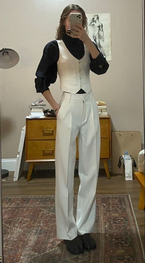 Woman In Suit, Chique Outfit, Woman Suit Fashion, Tomboy Style Outfits, Androgynous Fashion, Cooler Look, Tomboy Fashion, A Mirror, 가을 패션