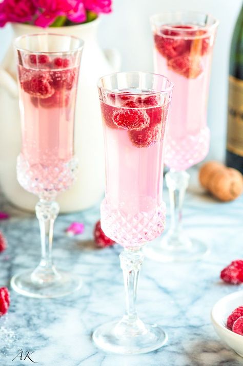 Sparkling Raspberry Lemon Mimosas Recipe - An elegant twist on a classic cocktail. Essential to any celebratory brunch, and great for Valentine's Day! Glace Fruit, Cocktail Party Food, Mimosa Recipe, Brunch Drinks, Pink Cocktails, Holiday Brunch, Mothers Day Brunch, Bridal Shower Brunch, Raspberry Lemonade