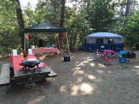 Camping set up Camping Site Set Up, Tent Camp Site Set Up Ideas, Camp Site Set Up Ideas Glamping, Camp Site Set Up Ideas, Camp Site Set Up, Festival Camping Setup, Campsite Decorating, Tent Camping Organization, Campsite Ideas