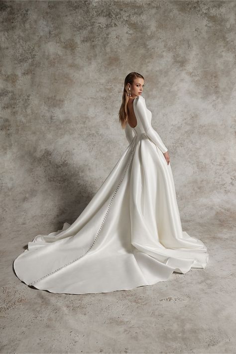 DABIRA: Square Neckline Ball Gown with Couture Seaming and Pockets | Justin Alexander Signature Older Bride Wedding Dress, Sincerity Wedding Dress, Detachable Wedding Dress, Wedding Dress For Women, Justin Alexander Wedding Dress, Justin Alexander Signature, Satin Bridal Gowns, Wedding Dress Alterations, Beautiful Bridesmaid Dresses