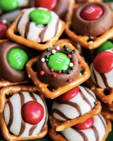 I make these Christmas Pretzel Treats every single year at the holidays, and they are always a huge hit! There's no easier Christmas treat than these Hershey Kiss Pretzels - they are only 3 ingredients, and take just a few minutes to make! Hershey Kiss Pretzels, Christmas Pretzel Treats, Kiss Pretzels, Pretzel Hershey Kisses, Pretzel Kisses, Christmas Pretzel, Microwave Peanut Butter Fudge, Christmas Pretzels, Easy Holiday Treats