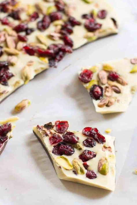 Cranberry Pistachio Bark, White Chocolate Bark Recipes, Pistachio Bark, Christmas Bark Recipes, Christmas Bark, White Chocolate Bark, Chocolate Bark Recipe, Homemade Limoncello, Cranberry Pistachio