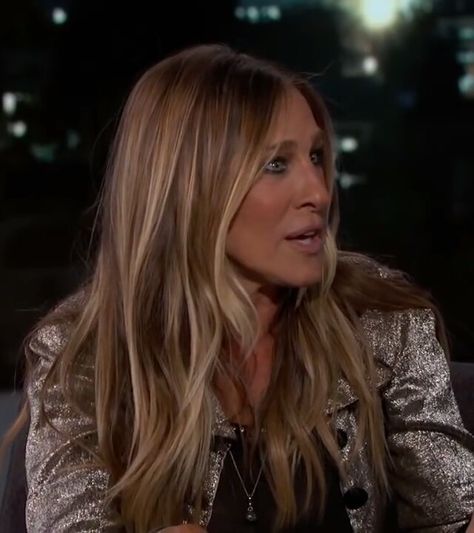 Sarah jessica parker beautiful hair. Ombre. Highlights tones. Balayage. Amazing colour. Sarah Jessica Parker Highlights, Sjp Hair Color, Hair Sarah Jessica Parker, Sarah Jessica Parker Hair Color, Faceframe Highlights, Sjp Hair, Sarah Jessica Parker Hair, Curly Highlights, Bronde Hair