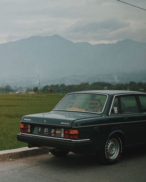 Volvo 244 Gl, Old Volvo Aesthetic, Volvo Aesthetic, Volvo Wallpaper, Volvo Vintage, Old Volvo, Vintage Volvo, Volvo Car, Volvo 240