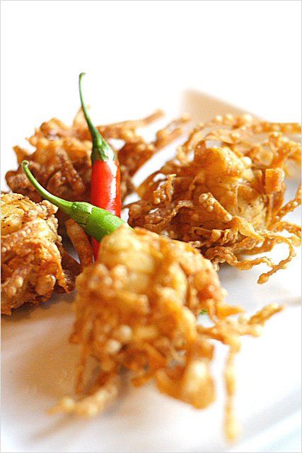 Fried Shrimp/Prawn Balls Recipe (炸虾球) | Easy Asian Recipes at RasaMalaysia.com Fried Shrimp Balls, Shrimps Recipes, Prawn Balls, Seafood Brunch, Chinese Pastries, Shrimp Balls, Chinese Christmas, Dim Sum Recipes, Prawn Recipes