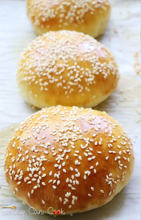 Sesame Seed Hamburger Buns, Sesame Buns, Sesame Seed Bread Recipes, Sesame Buns Recipe, One Hour Hamburger Buns, Sesame Seed Bread, Sesame Seed Buns, Hamburger Buns Recipe, Quick Hamburger Buns