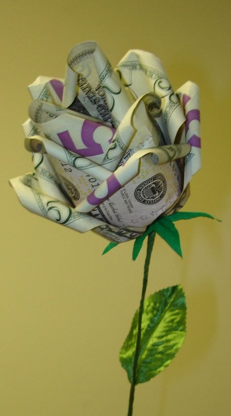 DIY money rose gift Money Roses, Money Gifting, Money Folding, Origami Money, Graduation Money Gifts, Rose Diy, Money Rose, Folding Money, Dollar Origami