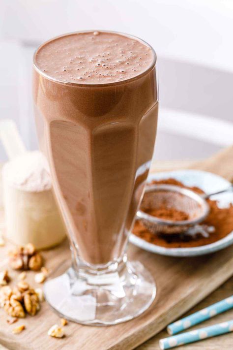 Energy-Boosting Double Dark Chocolate Protein Shake - Healthy Substitute Smoothies With Frozen Fruit, Weight Gain Shake, Smoothies Recipes Healthy, Low Carb Chocolate Chip Cookies, Low Carb Protein Shakes, Chocolate Protein Shake, Healthy Smoothie Bowl, Yogurt Frozen, Low Carb Protein Bars