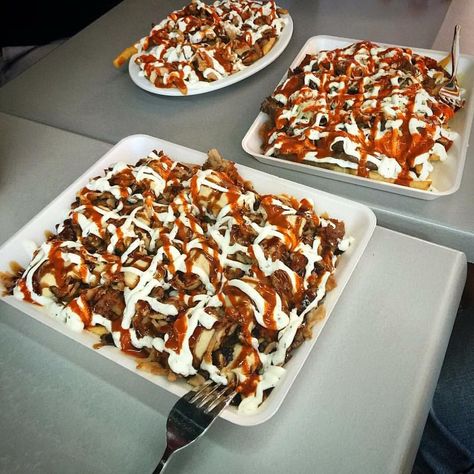 The Halal Snack Pack (HSP) a takeaway dish in Australia which is the snack version of a kebab #TTDD Halal Snacks, Döner Kebab, Tummy Yummy, Doner Kebab, Snack Pack, Meat Snacks, Food Gallery, Snack Packs, Cooking Meat