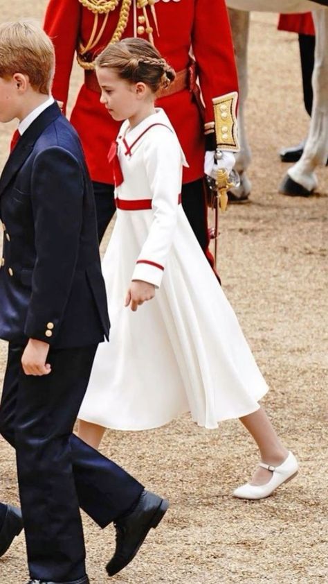 Princess Charlotte Dresses, Royal Family Fashion, Princesa Charlotte, Queen Kate, Princess Diana Family, Kate Middleton Prince William, Wales Family, Royal Family England, Princess Catherine