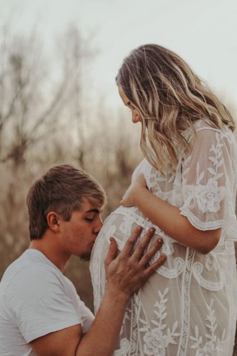 Morning Maternity Photos, Halfway Bump Pic, Maternity Photography With Onesie, Maternity Photoshoot In Nature, Couple Maternity Poses Ideas, Maternity Photos Picnic, Maternity Pictures With Ultrasound Pic, Maternity Photography Poses Couple Picture Ideas, Maternity Photography Poses Couple Outdoor