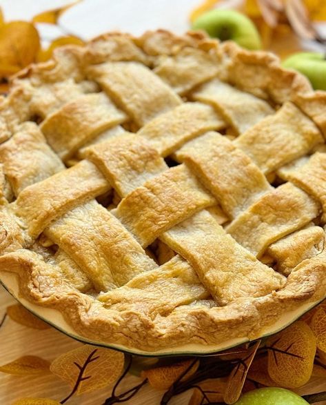 A freshly baked lattice-topped apple pie on a wooden table, surrounded by autumn leaves and green apples. Fresh Apple Pie Recipe, Green Apple Pie, Sourdough Pie Crust, Pie Crust Dessert, Apple Pie Crust, Pie Game, Making Sourdough Bread, Classic Apple Pie, Apple Pie Recipe