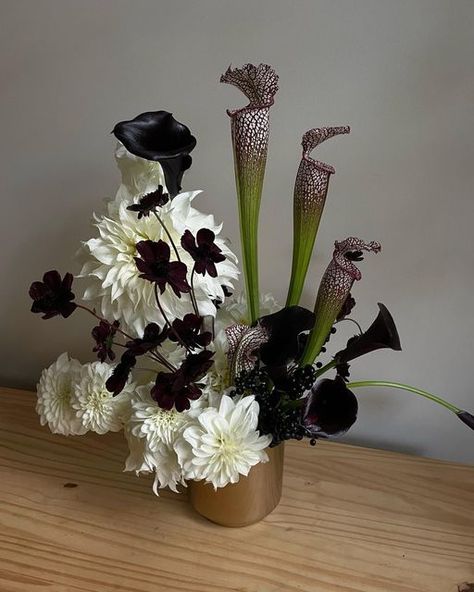 Lush Floral Arrangements, Dark Green Floral Arrangements, Dark Flower Centerpieces, Nye Floral Arrangements, Edgy Flower Arrangements, Gothic Wedding Florals, Spooky Floral Arrangements, Dark Wedding Florals, Gothic Floral Arrangements