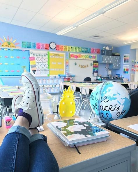 Gorgeous classroom design ideas for back to school 52 Classroom Design Ideas, Sunshine Classroom, Ideas For Back To School, Bright Classroom, Classroom Goals, Elementary Classroom Decor, New Classroom, Classroom Theme, Creative Classroom