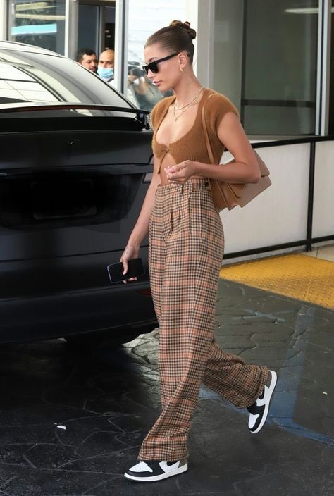 Hailey Bieber style 
Streetwear 
Celebrity style 
Fall fashion Outfits Mujeres, Celebs Outfits, General Outfit, Hailey Bieber Street Style, Hailey Baldwin Street Style, Celebrities Outfits, Hailey Bieber Outfits, Hailey Rhode, Hailey Bieber Style