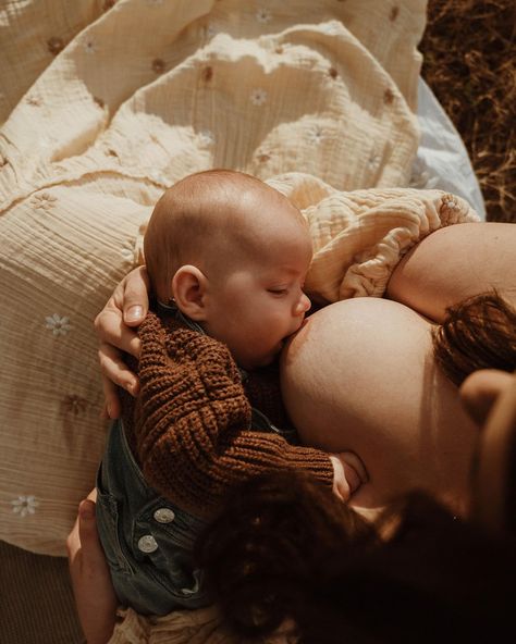 That golden kiss on the skin from the sunny sunshine ☀️ Baby Kisses Picture, Kids Kissing, Asthetic Lip Kiss, Kissing Pregnant Belly, Romantic Pic, Kissing Pregnant Belly Husband, The Cookie Monster, Fashion For Girls, Wanting A Baby