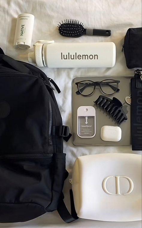 Bag Essentials School, School Backpack Essentials, Lululemon Backpack, University Bag, Everyday Bag Essentials, Uni Bag, Backpack Essentials, Lululemon Bags, School Bag Essentials