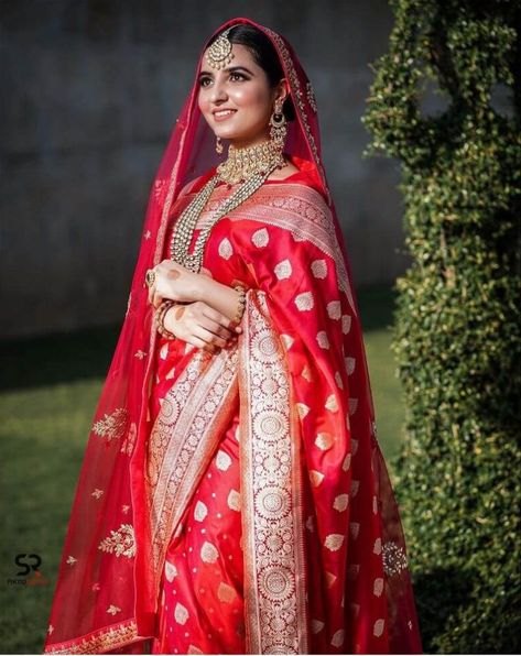 Real Brides Who Wore Banarasi Sarees On Their Wedding Day Red Saree Wedding, Reception Saree, Saree Wearing, Indian Bridal Sarees, Wedding Shopping, Indian Bride Outfits, Bridal Outfit, Indian Bridal Dress, Indian Bridal Fashion