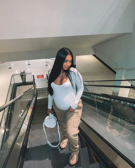 Cute Outfits Pregnant Winter, Maternity Fits Black Women, Pregnant Streetwear Outfits, Maternity Outfits Baddie, Casual Maternity Outfits Black Women, Pregnant Concert Outfit Winter, Maternity Outfits Night Out, Fall Maternity Outfits Black Women, Maternity Outfit Black Women