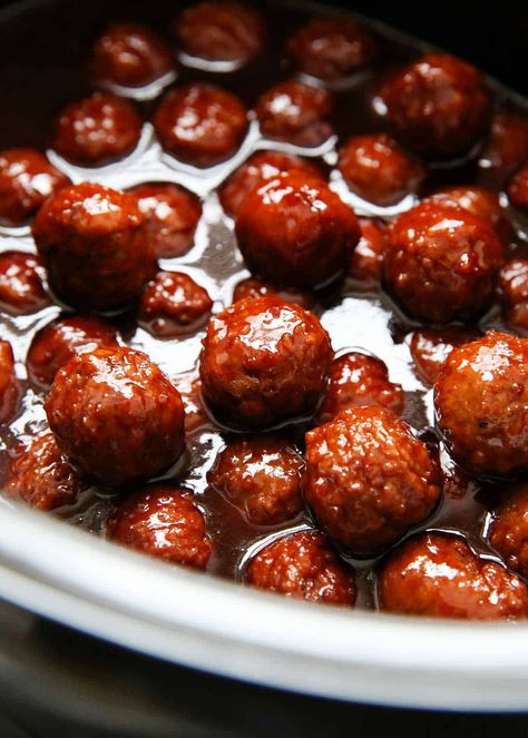 These mouthwatering cranberry meatballs made with cranberry and chili sauce are sweet and tangy with an intensely bold flavor. Made with only 3 ingredients, they are always a super simple crowd pleaser! Meatball Chili, Crockpot Meatballs, Cranberry Meatballs, Bbq Meatballs, Crockpot Ideas, I Heart Naptime, Meatball Recipe, Grape Jelly, Crockpot Meals