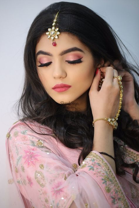 For all the brides, presenting you latest trends in eye makeup that are perfect for upcoming weddings. from color pops to classic styles we have got all. #shaadisaga #indianwedding #eyemakeup #bridaleyemakeup #bridaleyemakeupindian #bridaleyemakeupstepbystep #bridaleyemakeuptutorial #bridaleyemakeupbengali #bridaleyemakeupsouthindian #bridaleyemakeupnatural #bridaleyemakeupweddingmakeup #bridaleyemakeupsimple #bridaleyemakeupforredlehenga #bridaleyemakeupsoft #bridaleyemakeupforblueeyes #makeup Party Makeup For Indian Wedding, Pink Lehenga Makeup Look Simple, Simple Pink Makeup Looks, Eye Makeup With Pink Lehenga, Indian Party Makeup, Pink Lehenga Eye Makeup, Pink Lehenga Bridal Makeup Look, Light Pink Lehenga Makeup Look, Simple Party Makeup