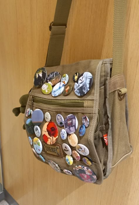 Messenger Bag With Pins, Bag With Pins Aesthetic, Grunge Bags, Bag With Pins, Diesel Bag, Messanger Bag, Inside My Bag, Bag Pins, Backpack Decoration