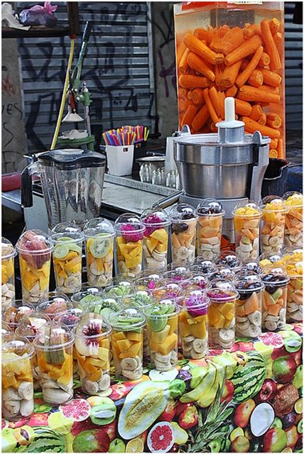 Fruit Market Design, Juice Cafe, Juice Bar Design, Fruit And Veg Shop, Juice Bars, Candy Land Decorations, Delicious Smoothies, Vegetable Shop, Fruit Market