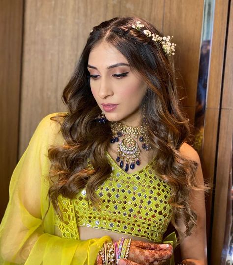 Anissa And Armaan’s Mehendi Ceremony Was A LIT Affair! #shaadiwish #anissamaangayi #armaanjain #anissamalhotra #mehendioutfits #bridallehenga #celebritywedding #bridalmakeup #bridaljewellery Haldi Makeup Look For Bride Sister, Duppata Drape, Work Lehenga Designs, S Mehendi, Bridal Lehenga Design, Garments Business, Sister Of The Groom, Mango Clothing, Mirror Work Lehenga