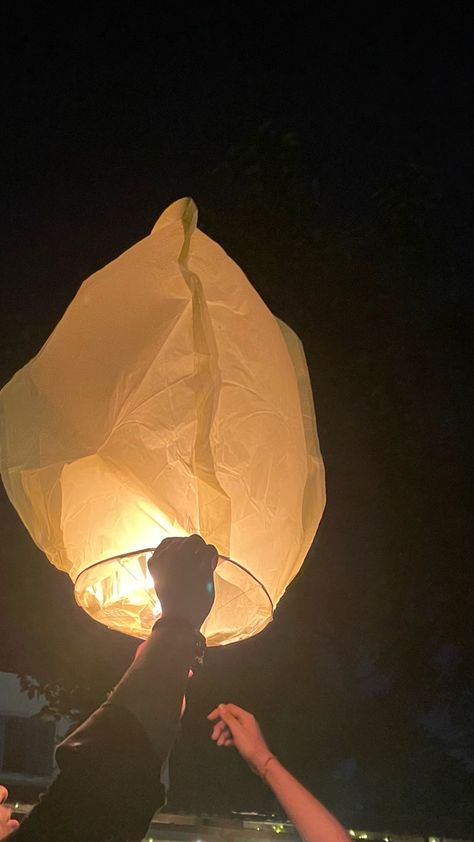 Sky Lanterns Photography, Chat Pic, Diwali Pics, Genshin Modern Au, Lantern Aesthetic, Genshin Modern, Lantern Photography, Couple In Rain, Blurred Aesthetic