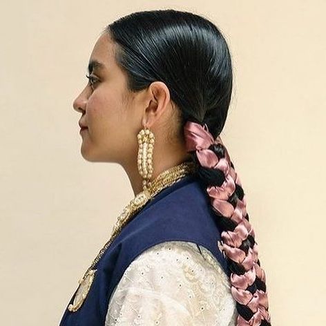 Commune Design on Instagram: "Guelaguetza hairstyles by @netzahualxochitl  as featured in @voguemexico shot by @luvialazo via @martynthompsonstudio   #oaxacandress #colorstory" Outfit Mexicano, Mexican Hairstyles, Mexican Girl, Satin Ribbons, Indigenous Culture, Tell A Story, Event Inspiration, Graduation Pictures, Feminine Beauty