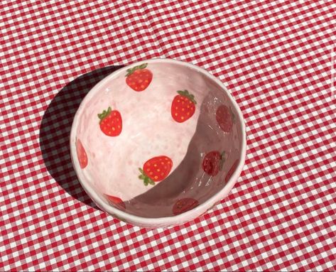 Strawberry Pottery Bowl, Strawberry Ceramic Painting, Aesthetic Clay Bowl, Strawberry Ceramic Bowl, Strawberry Bowl Ceramic, Pottery Painting Ideas Strawberry, Ceramic Bowl Painting Ideas Aesthetic, Ceramics Bowl Ideas, Cereal Bowl Pottery Painting