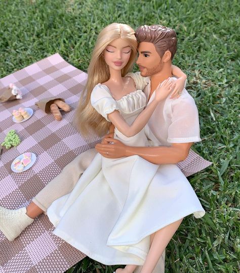 Couple Picnic, Barbie Tumblr, Realistic Barbie, Baby Barbie, Barbies Pics, Barbie Doll Set, Barbie Family, Girls Support Girls, Barbie Dress Fashion