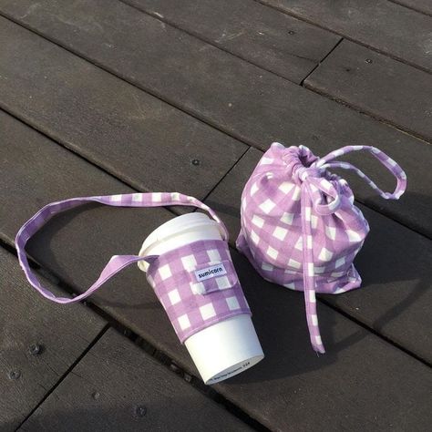 Cup Carrier, Drink Bag, Tea Holder, Coffee Cup Holder, Gingham Linen, Diy Bag Designs, Diy Bags Patterns, Cute Fabric, Coffee Sleeve