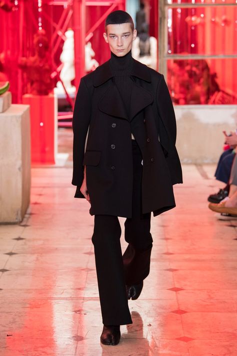 Maison Margiela | Menswear - Spring 2019 | Look 10 Margiela Menswear, Mens High Fashion, Boots Outfit Men, Tabi Boots, Margiela Tabi, Fashion Boy, Monochrome Fashion, Mens Outfit Inspiration, Live Fashion