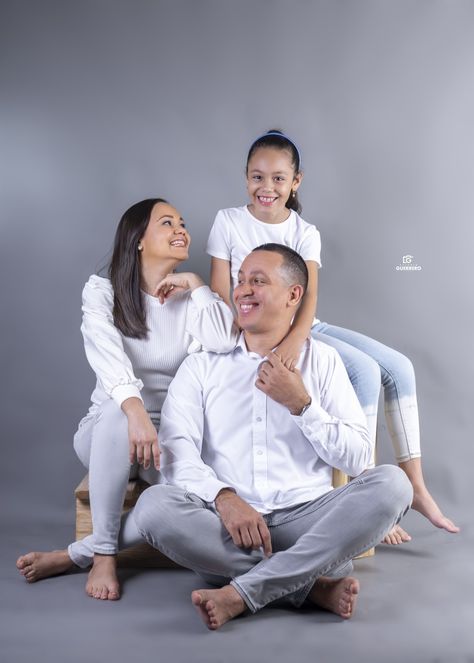 Father Daughter Poses, Family Photo Studio, Family Photoshoot Poses, Bold Makeup Looks, Studio Portrait Photography, Family Boards, Studio Photoshoot, Best Photo Poses, Family Posing