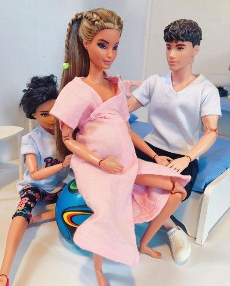 Barbie Dolls Pregnant, Kim Porter, Ariana Grande Doll, Barbie Instagram, Birth Videos, Barbie Happy Family, Barbie Room, Give Birth, Barbie Style