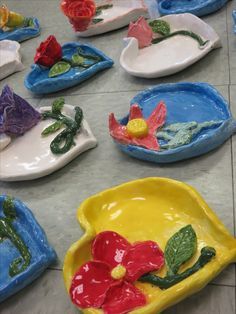 Steiner Ranch Elementary 4th grader ceramic heart shaped dishes with roses and flowers, approx. 6"--8" wide; art teacher: Susan Joe Clay Art For Kids, Clay Projects For Kids, Wide Art, Kids Clay, Paper Magic, Kids Pottery, Ceramic Heart, Tanah Liat, Elementary Art Projects