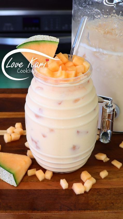 Agua Fresca de Melon Cremosita. Today I will show you how to make Agua Fresca de melon, a Creamy Cantaloupe Drink. It is super simple to make. Make sure to use ripe melons for the best flavor 😋 I hope you enjoy this recipe. Please comment down below what recipe you will like to see next. Also, check out our YouTube Channel for more delicious recipes. Link in Bio 😊 🍈 AGUA FRESCA DE MELON INGREDIENTS: ► 1 melon ► 4 cups of water ► 1 tbsp vanilla extract ► 1 can of sweetened condensed milk ► 1 c Watermelon Agua Fresca Recipe, Melon Agua Fresca, Cantaloupe Drink, Aqua Fresca Recipes, Fresca Recipes, Melon Water, Mexican Drink Recipes, Watermelon Agua Fresca, Aqua Fresca