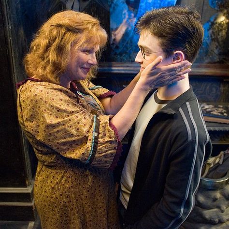 "Mrs. Weasley is such a sweet person... She happens to be a witch, but she's a mother first. And she's a force for all the good stuff in the world - love, basically. She represents what's good about humanity." - Julie Walters #HarryPotter #PageToScreenBook Mrs Weasley, Weasley Family, Julie Walters, Harry Potter Cosplay, Yer A Wizard Harry, Newt Scamander, Lord Voldemort, Harry Potter Films, Harry Potter Film