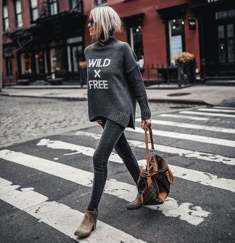 Fashionguru pe Instagram: „#wildandfree with @grunge_mama #streetstyle #fashionblogger #ootd #jeanslovers #fashionguru” Grunge Mama, Casual Boho Outfits, Minimal Stil, Street Style Outfits Casual, Stylish Outfits For Women Over 50, Boho Mode, Fashion For Petite Women, Free Jeans, Wild Free