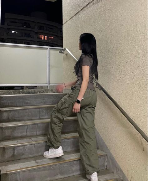 Warm Tone Outfits Style, Korean Cargo Pants Outfit, Cargo Pants Ideas, Ootd Cargo Pants, Cargo Pants Ootd, Cargo Pants Outfit Summer, Cargo Pant Outfit, Green Cargo Pants Outfit, Cargo Pants Fashion