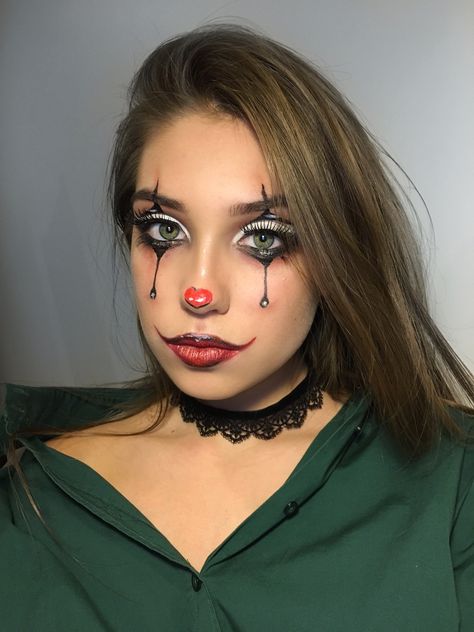 Halloween makeup idea Mime Halloween Costume, Decades Dance, Spooky Halloween Makeup, Fete Emo, Original Halloween Costumes, Maleficent Halloween, Halloween Makeup Clown, Angela Martin, Mystical Creature