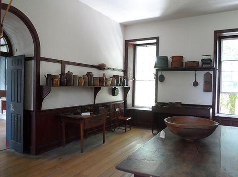 Shaker Interior Design, Shaker House, Shaker Interior, American Interior Design, Shaker Home, Primitive Dining Rooms, Shaker Village, Living Room Dining Room Combo, Shaker Furniture