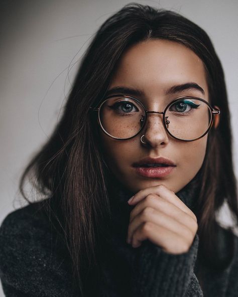 Katya Miró by Alena Photography Inspiration Portrait, Wearing Glasses, Girls With Glasses, Fashion Photography Editorial, Fashion Portrait, 인물 사진, Magazine Photography, Photography Women, Drawing People